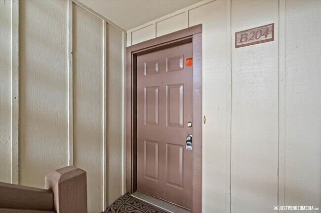 Building Photo - 2 Bed/ 2 Bath / Garage - Anchorage Condo!