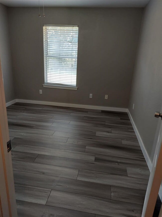 Building Photo - 933 Valentine Ave