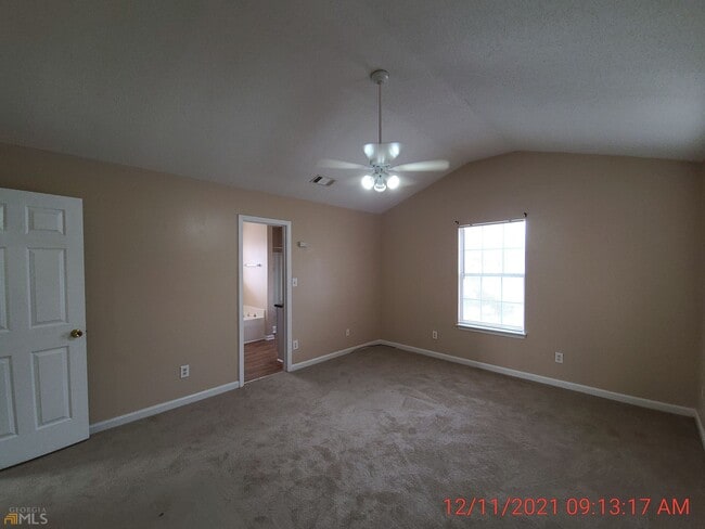 Building Photo - 260 Village Dr
