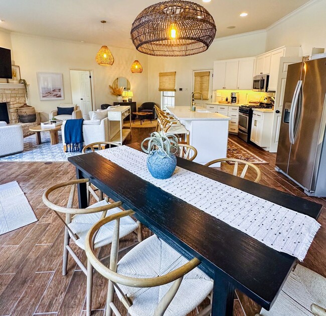 Building Photo - *** Lake Austin House * Waterfront * Lush 2 Acre Yard w/ Boat Dock * Pet Friendly * Fully Furnish...