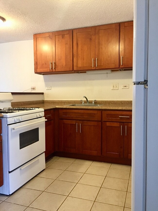 Building Photo - Pearlridge Sunset: 3 Bedroom, 1 Bath Condo...