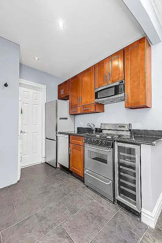 Building Photo - 566 Hudson St