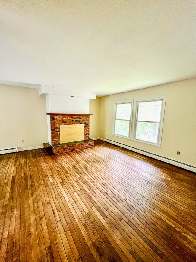 Foto del edificio - Spacious 5-Bedroom, 1.75 Bathroom Home in ...