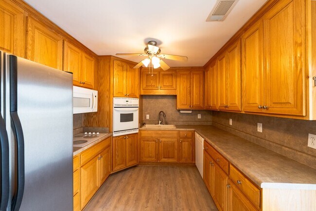 Building Photo - 953 McCullough Rd