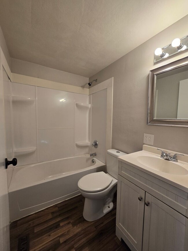 Building Photo - Charming 4 Bedroom, 2 Bathroom Home – Full...