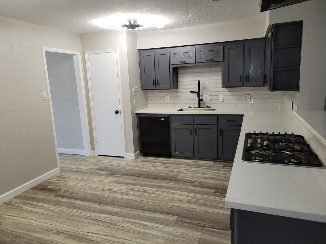 Foto principal - 13923 Ivymount Dr