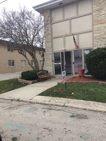 Building Photo - 1204 Memorial Dr