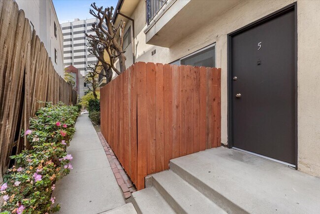 Foto del edificio - 1236 McClellan Dr