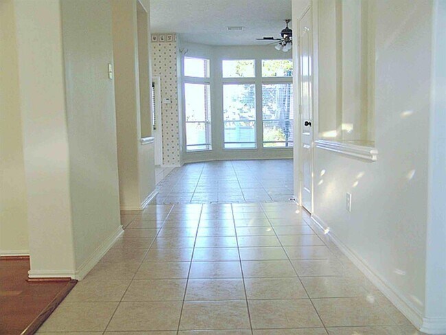Foto del edificio - 2415 Wyckchester Dr