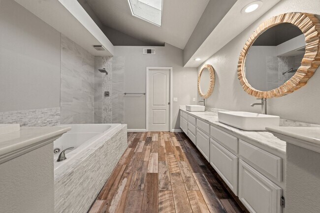 Foto del edificio - Luxury 4-Bedroom Home with Designer Upgrad...