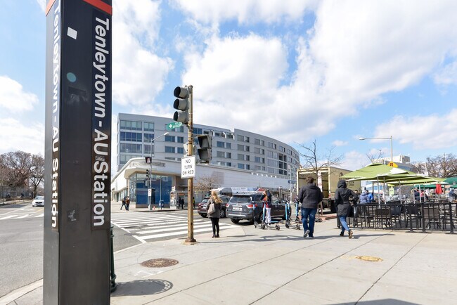 Justo arriba de Tenleytown Metro LA LÍNEA RED LINE - 4101 Albemarle St NW