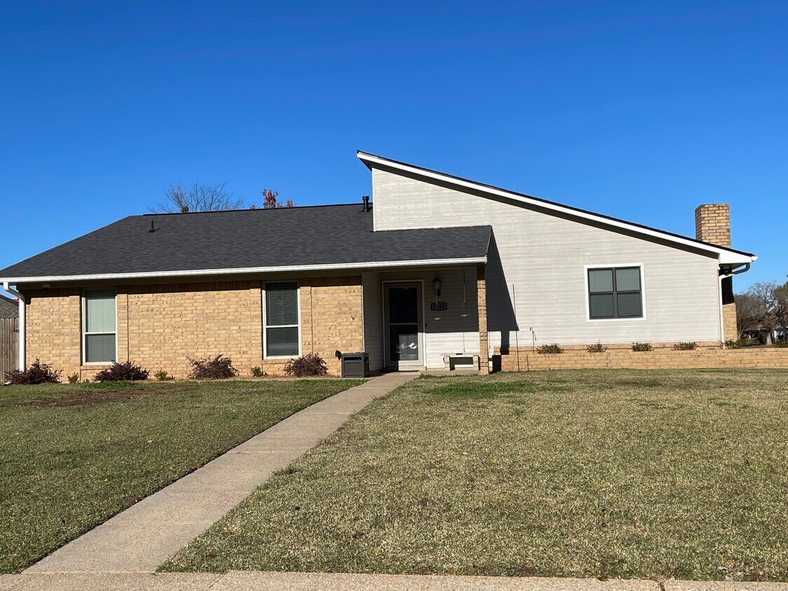 Foto del edificio - 5402 Daisy Cir