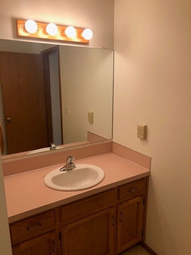 Foto del edificio - Well Maintained Three Bedroom Home in South Salem