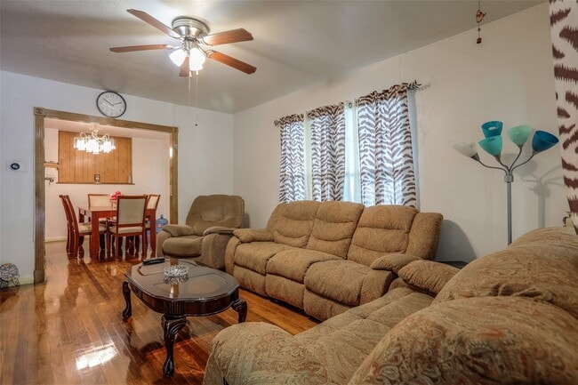 Foto del edificio - 9226 E Avenue Q