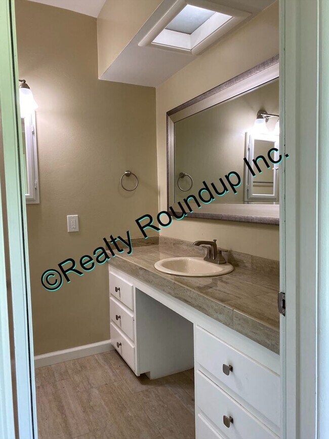 Building Photo - Beautiful Lincoln Village Home