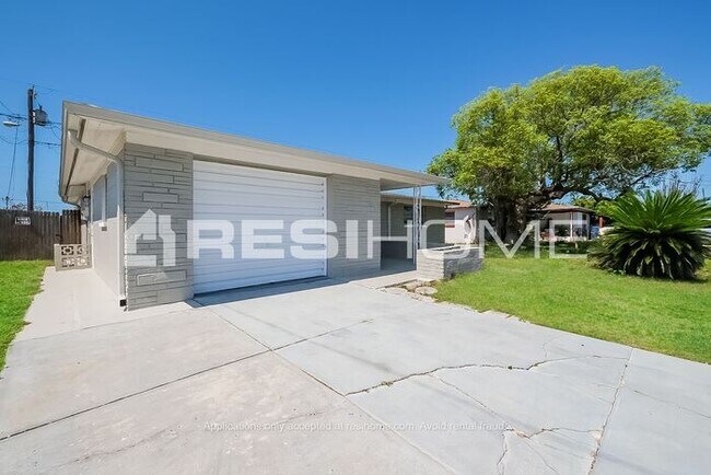 Building Photo - 2313 Roselawn Dr