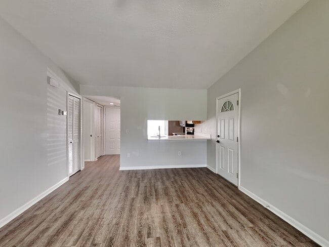 Building Photo - 1134 Calanda Ave