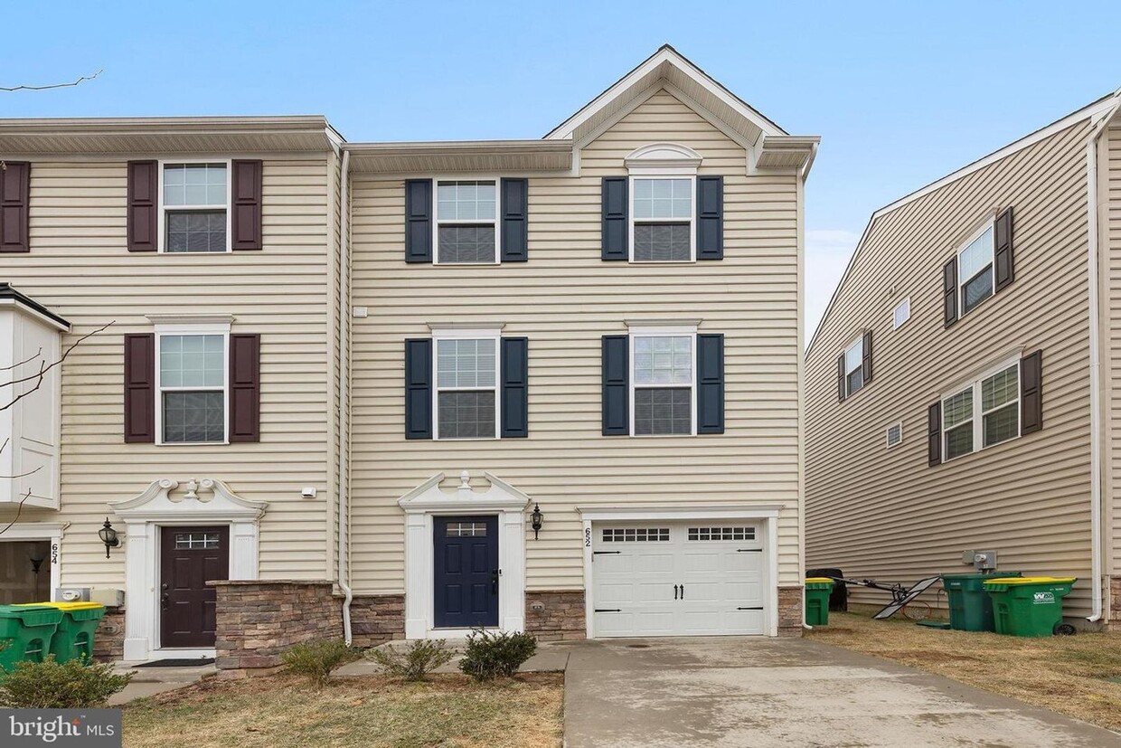 Foto principal - Middletown Crossing End Unit Townhome