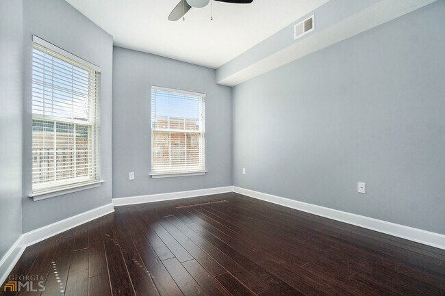 Building Photo - 230 E Ponce de Leon Ave