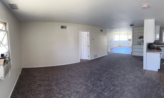 Building Photo - Large 4 bedroom / 2 Bathroom Home in Hemet