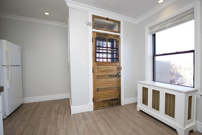Building Photo - 6148 N Francisco Ave