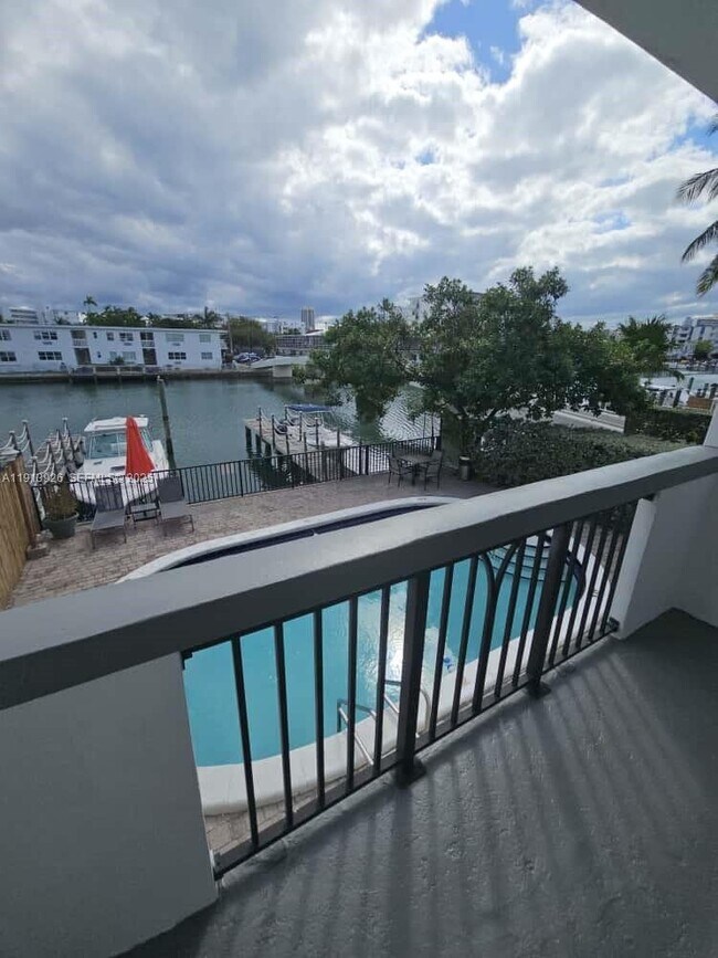 Foto del edificio - 8101 Crespi Blvd