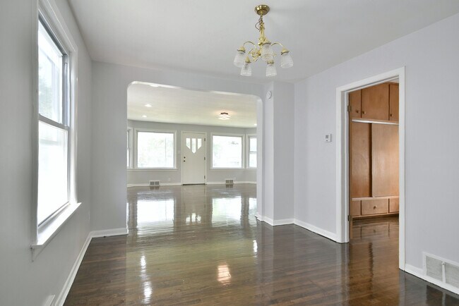 Foto del edificio - 2649 N Mont Clare Ave