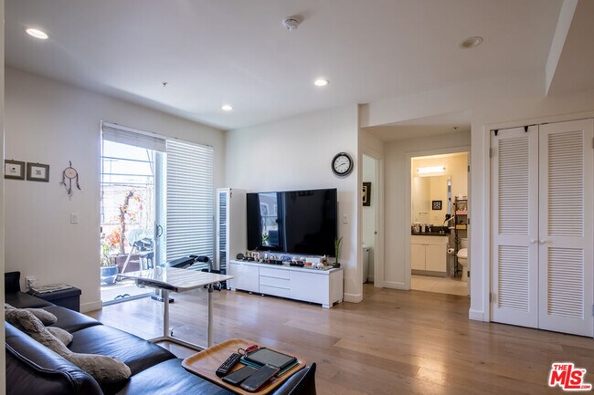 Building Photo - 105 S Mariposa Ave