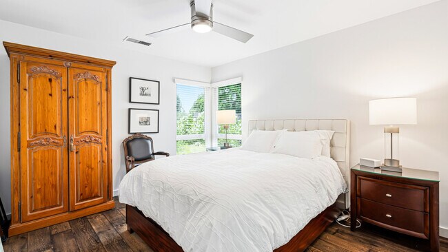 Foto del edificio - 22522 Burndale Rd