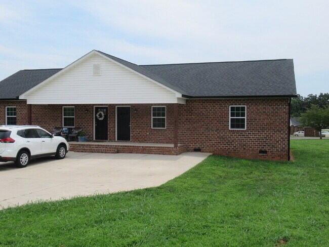 Foto del edificio - Great Brick Duplex Rental on the Southwest Side of Lincolnton!