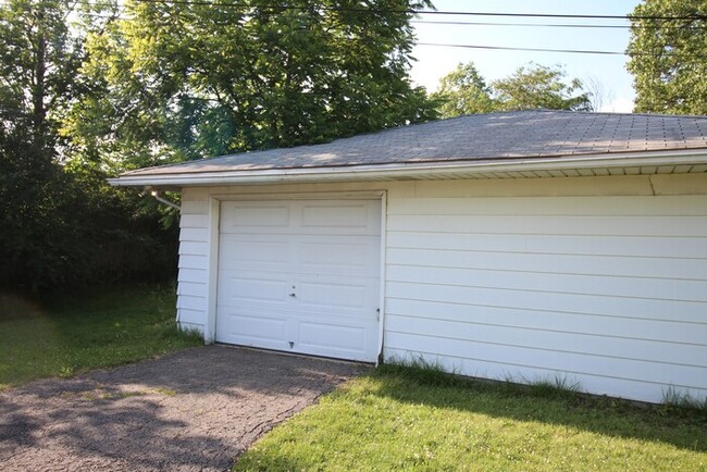 Building Photo - Beautiful 2 bedroom ranch condo!