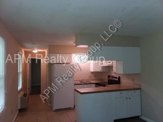 Building Photo - Rare One Bedroom Apartment