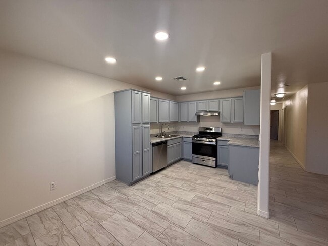 Building Photo - 3 Bedroom 2 Bathroom Home