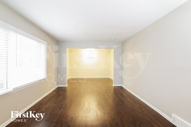 Building Photo - 9613 Beverly Dr