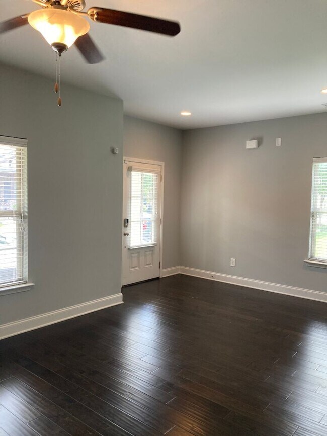 Building Photo - End Unit Condo in Shadow Green of Franklin