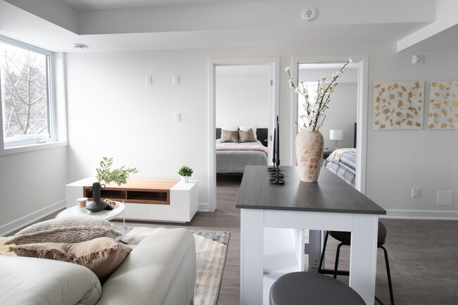 Building Photo - 5-bedroom, 3 washrooms apartment - 5 minutes walk from CarletonU