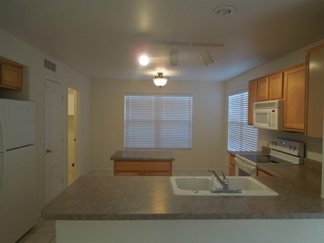 Foto del edificio - 2017 N 128th Dr