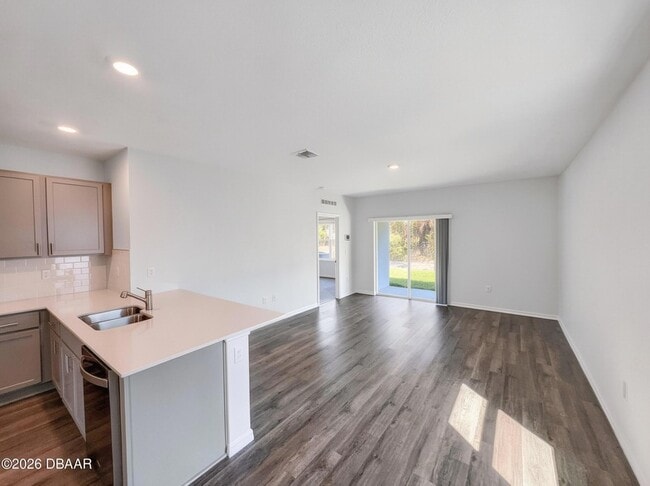 Building Photo - 982 Commons Wy