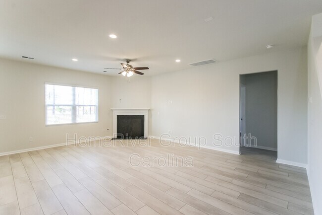 Foto del edificio - 402 Silent Bluff Dr