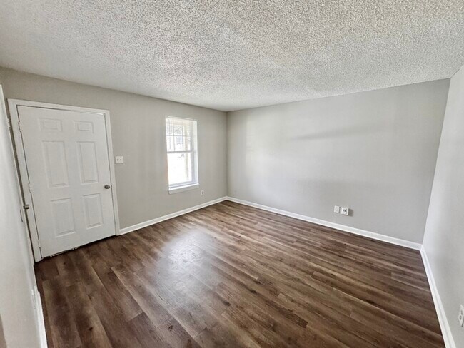 Foto del edificio - 5151 Corkwood Dr