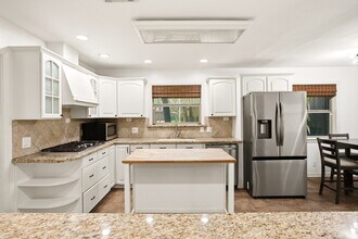 Building Photo - 5238 Kinglet St