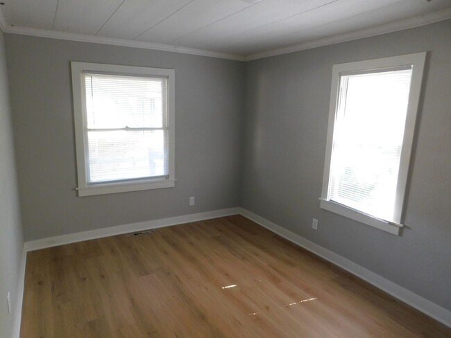 Building Photo - 3 Bed 1 Bath House in El Dorado