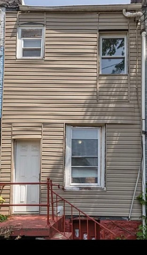 Building Photo - Welcome to the 3 Bed/2Bath Rowhome in Balt...