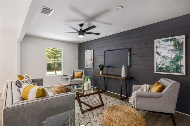 Foto del edificio - 7811 Lazy Ln