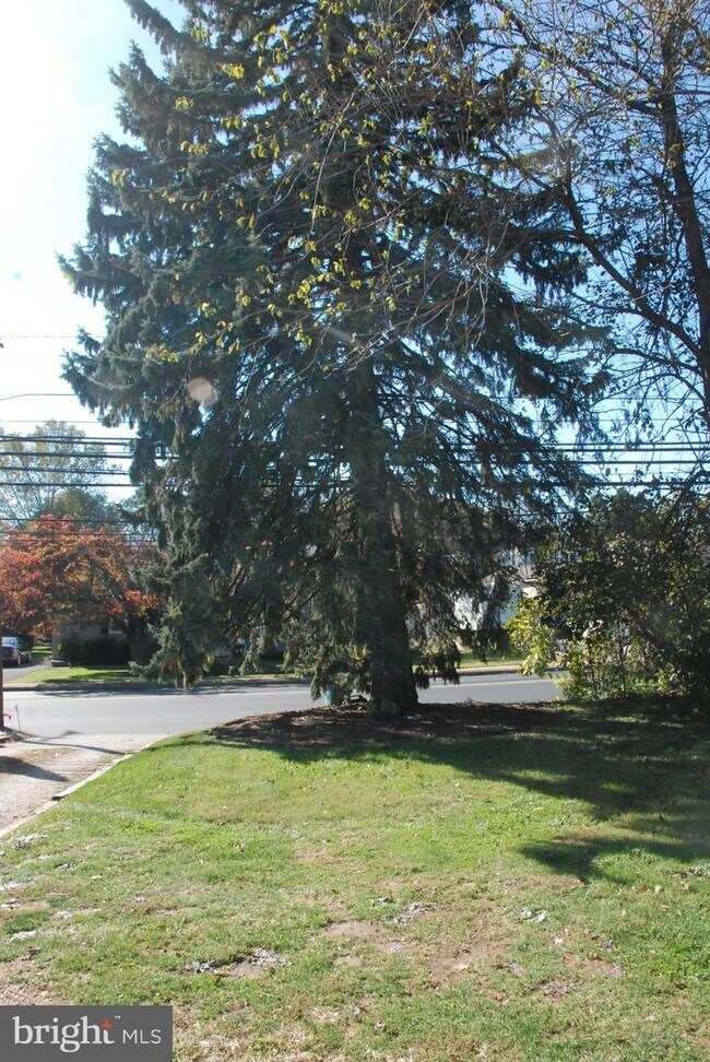 Building Photo - 328 E North Ln