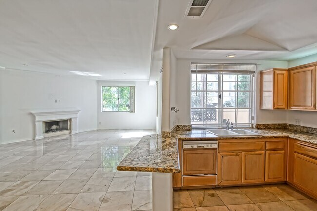 Foto del edificio - **Move in Special $1000 Off Third Months Rent** Remodeled Corner 3+2 Unit with Luxury Finishes Ne...