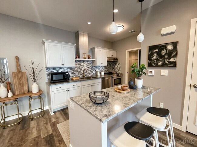 Foto del edificio - 1 Bedroom 1 Bath Walk-In Level Lakeside Apartment ADA Compliant - Offering Flexible Lease Terms &...