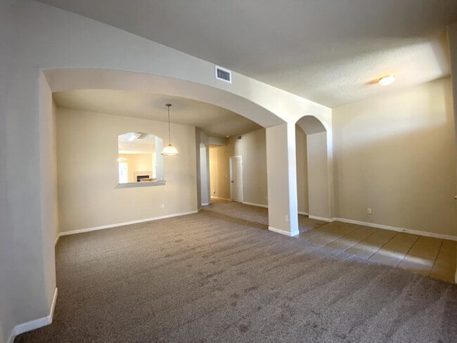 Building Photo - Spacious- 2 Living Rm/3BR/2Bath in Cabezon