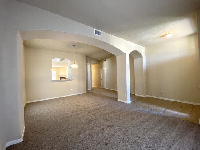 Foto del edificio - Spacious- 2 Living Rm/3BR/2Bath in Cabezon