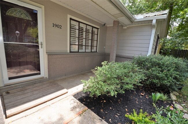 Building Photo - 1902 Coulcrest Dr